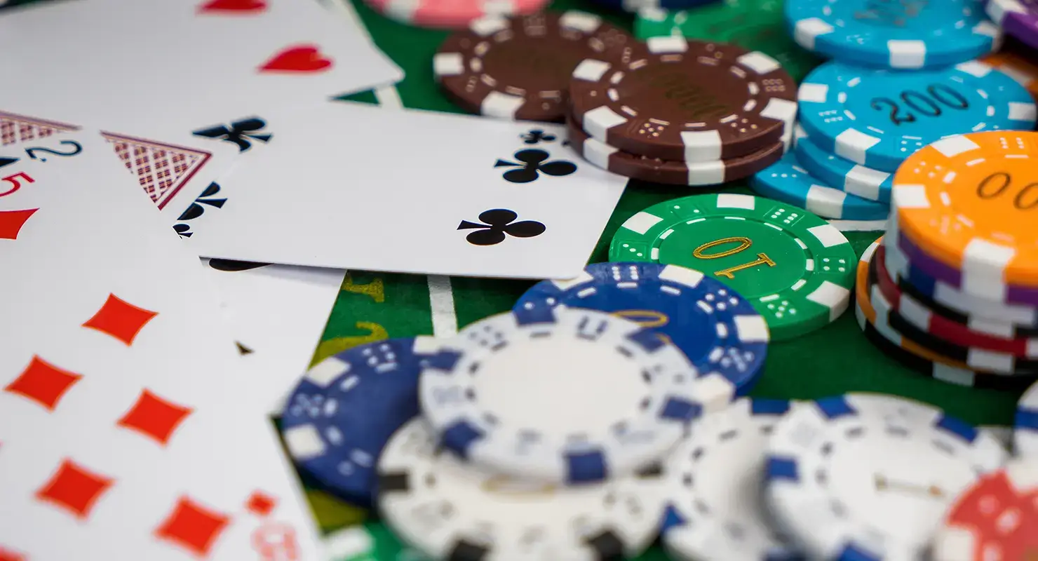 Как вести свою игру в покере против опытных игроков?