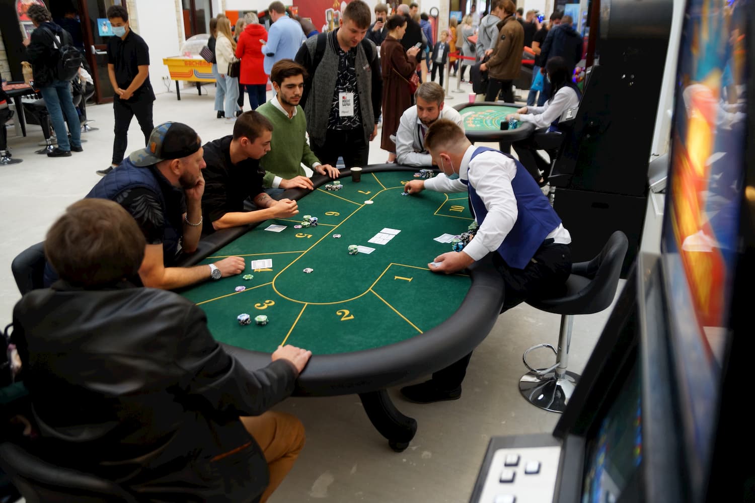 Стратегия покера с Джонатаном Литтлом: Получение стоимости с оверпарой в многостороннем банке