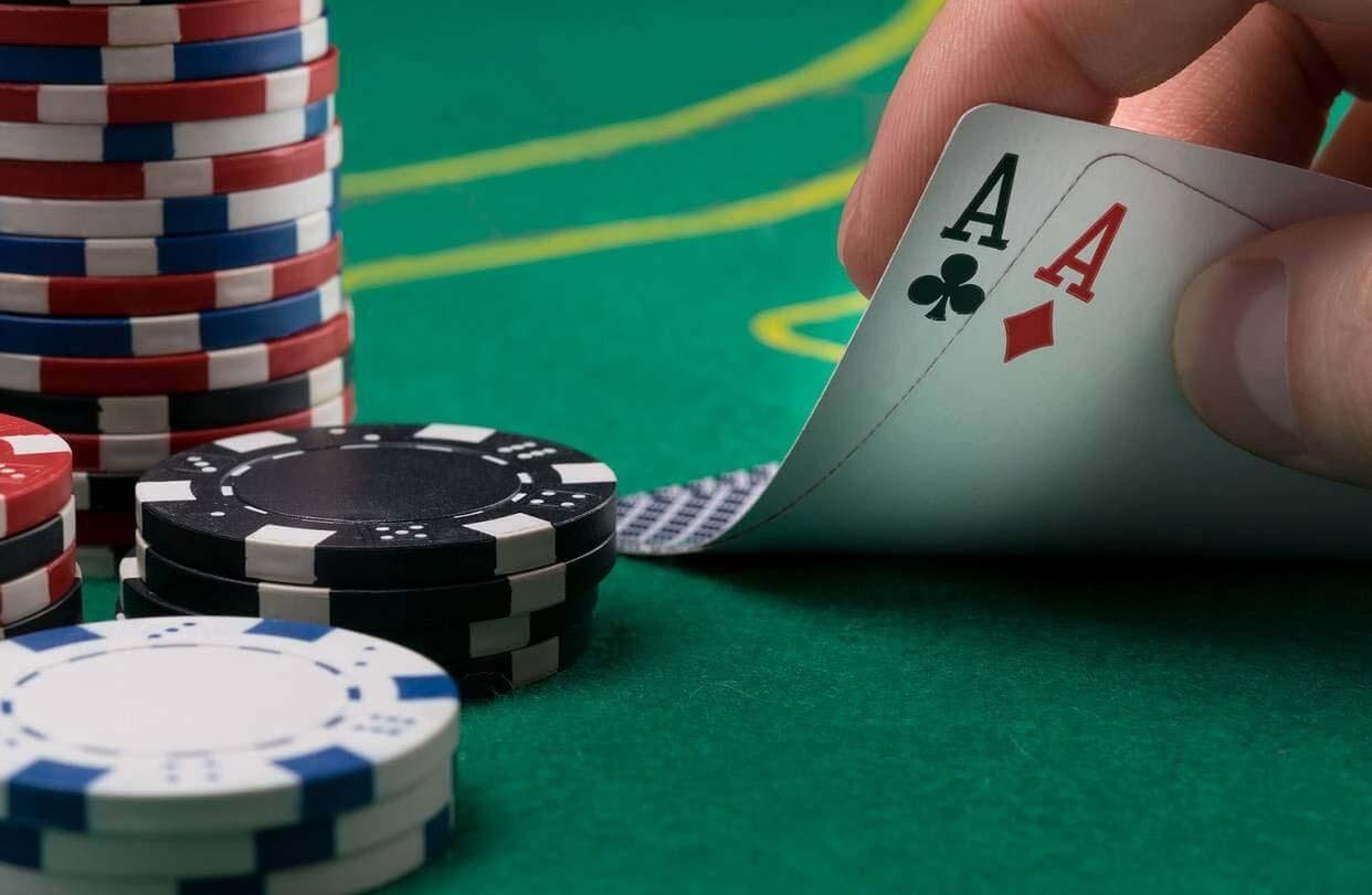Как начать играть в покер онлайн и какие платформы рекомендуется использовать?