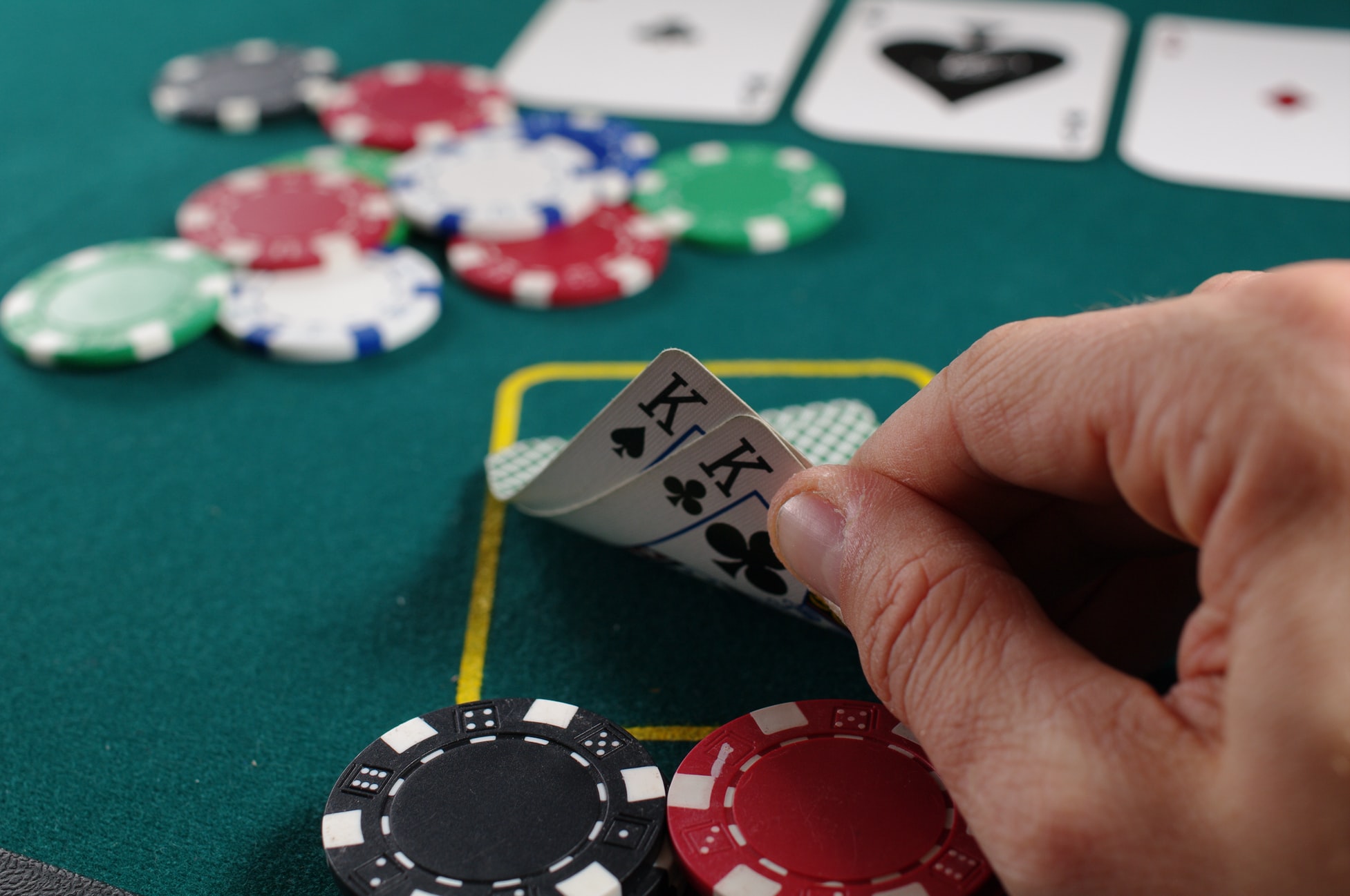 Как правильно использовать блайнды в покере для своей выгоды?
